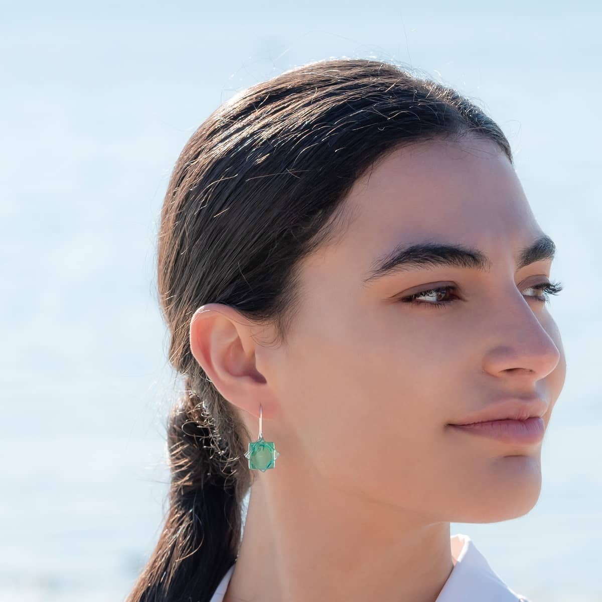 Pendientes de plata y vidrio modelo Medea aguamarina en modelo - Joyeria sostenible Tejeluz Pendientes de plata y vidrio modelo Medea aguamarina en modelo - Joyeria sostenible Tejeluz