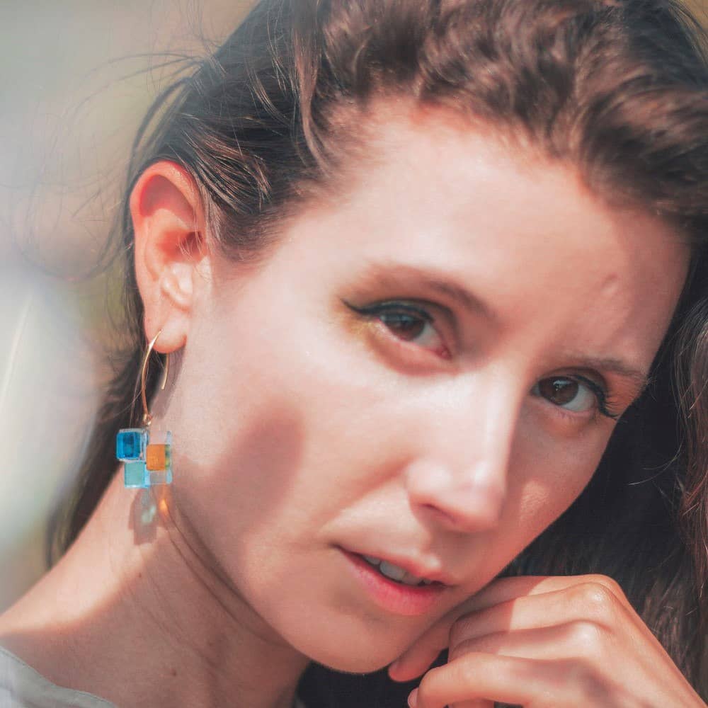 Pendientes de plata y vidrio modelo Niobe azul y ambar en modelo- Joyería sostenible Tejeluz.