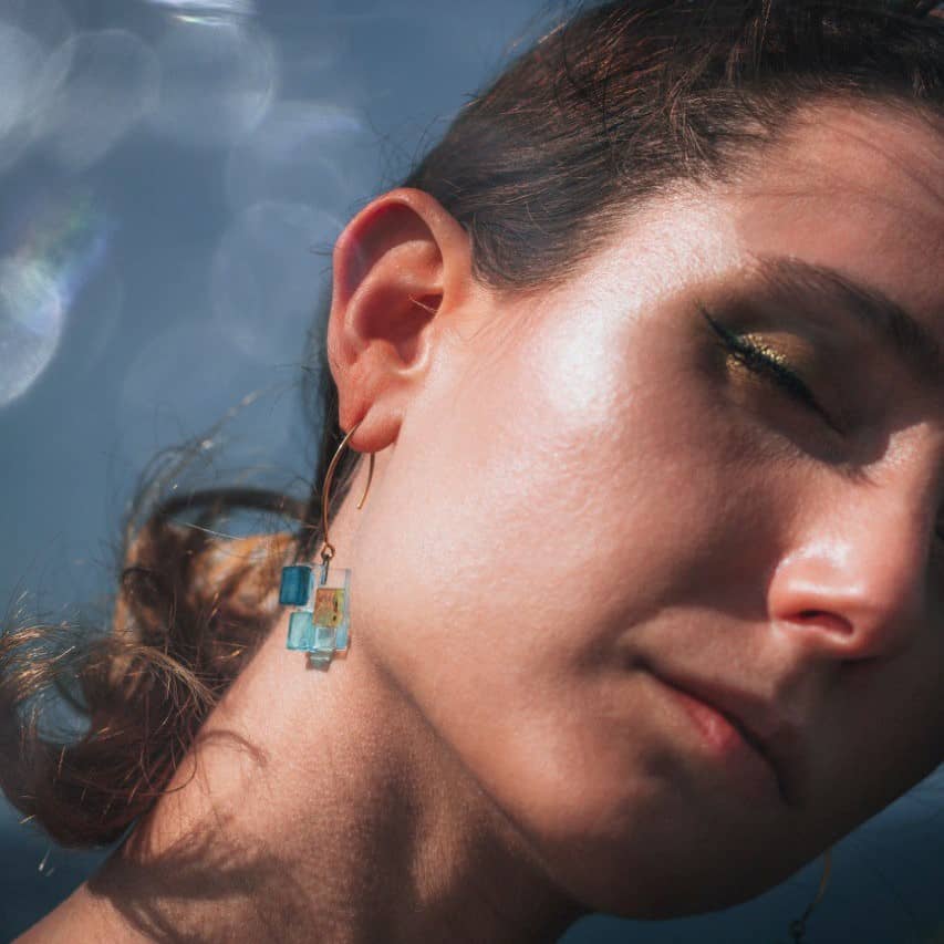 Pendientes de plata y vidrio modelo Niobe azul y ambar en modelo- Joyería sostenible Tejeluz