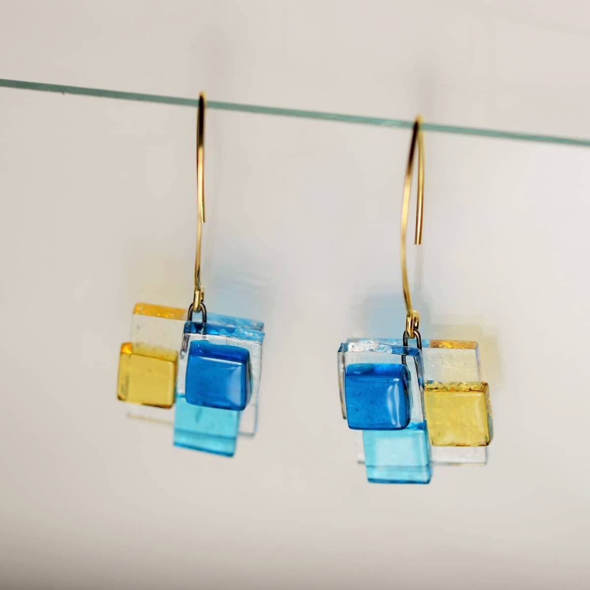 Pendientes de plata y vidrio modelo Niobe color azul y ámbar- Joyería sostenible Tejeluz. Pendientes de plata y vidrio modelo Niobe color azul y ámbar- Joyería sostenible Tejeluz.