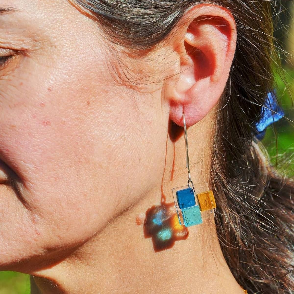 Pendientes de plata y vidrio modelo Niobe color azul y ámbar en modelo - Joyería sostenible Tejeluz Pendientes de plata y vidrio modelo Niobe color azul y ámbar en modelo - Joyería sostenible Tejeluz