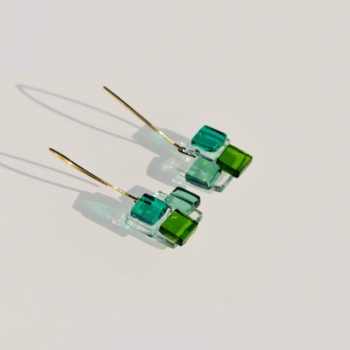 Pendientes de plata y vidrio modelo Niobe color verde- Joyería sostenible Tejeluz. Pendientes de plata y vidrio modelo Niobe color verde- Joyería sostenible Tejeluz.