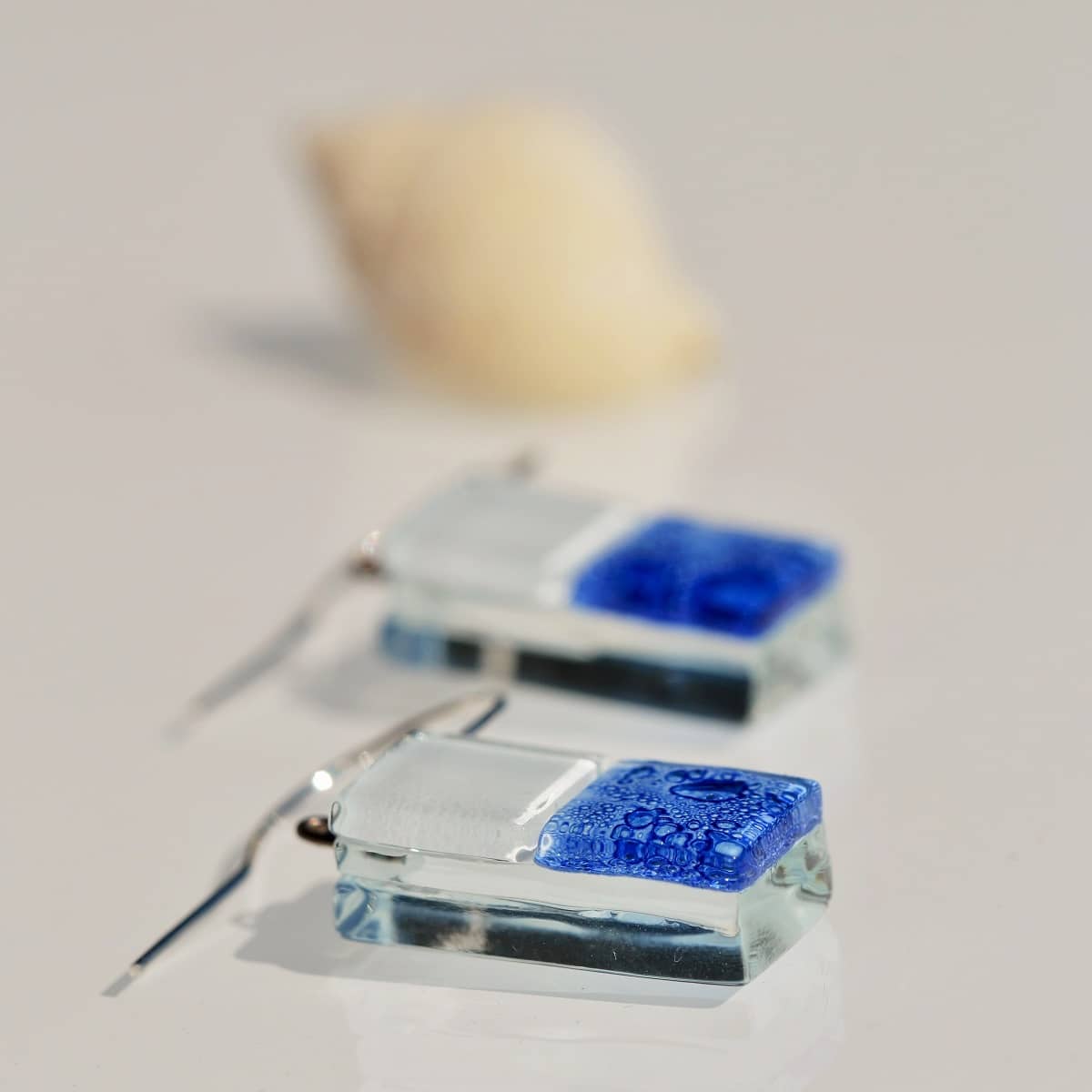 Pendientes de plata y vidrio modelo Nube en tono azul -Joyeria sostenible Tejeluz. Pendientes de plata y vidrio modelo Nube en tono azul -Joyeria sostenible Tejeluz.