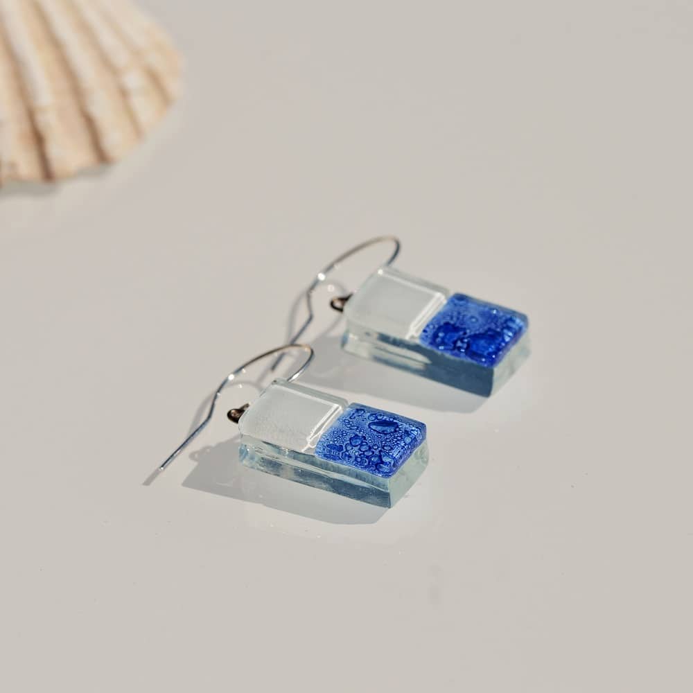 Pendientes de plata y vidrio modelo Nube en tono azul - Joyeria sostenible Tejeluz. Pendientes de plata y vidrio modelo Nube en tono azul - Joyeria sostenible Tejeluz.