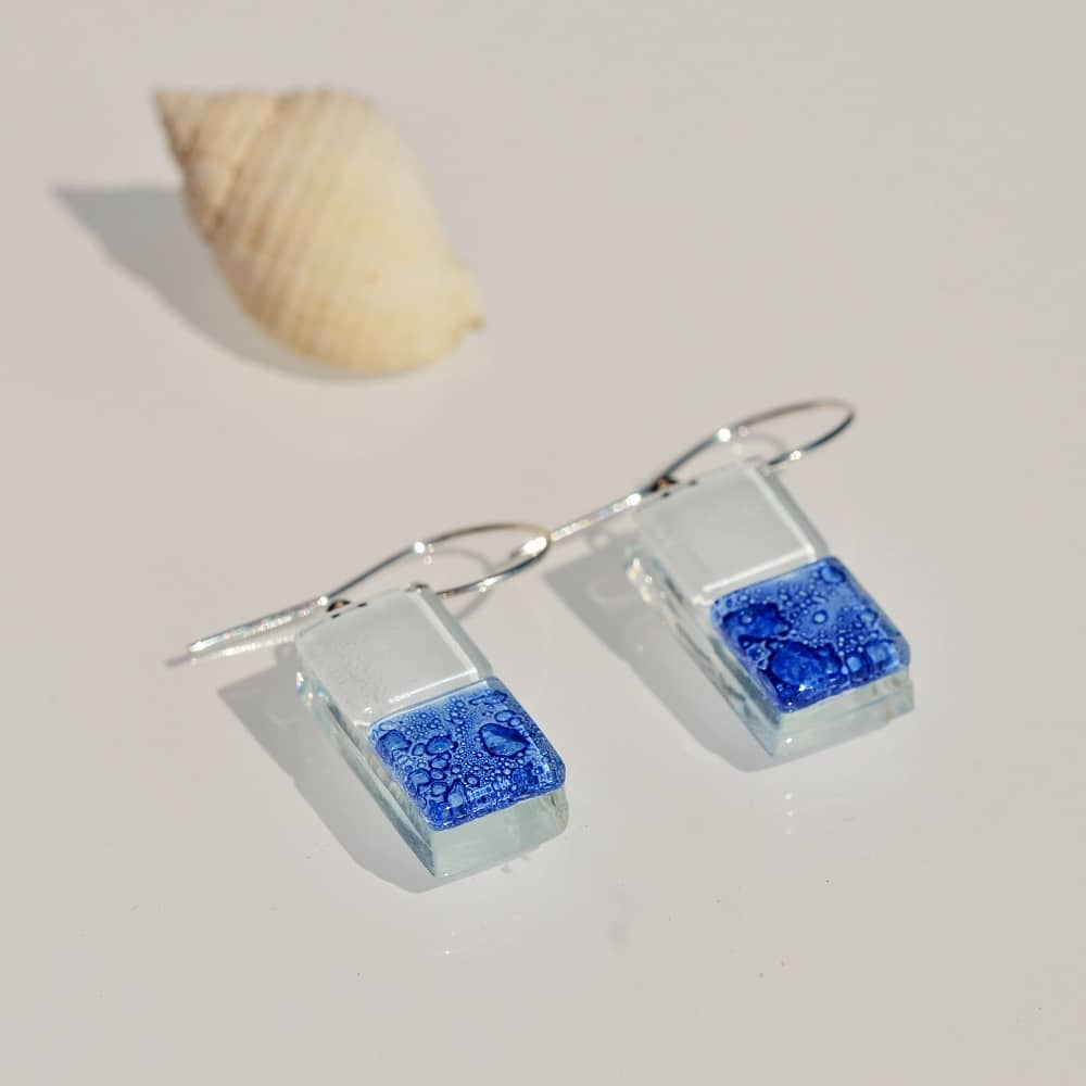 Pendientes de plata y vidrio modelo Nube en tono azul - Joyeria sostenible Tejeluz Pendientes de plata y vidrio modelo Nube en tono azul - Joyeria sostenible Tejeluz