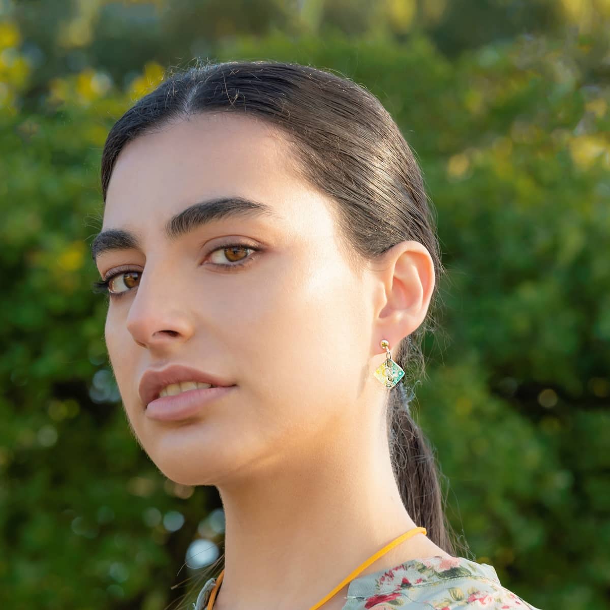 Pendientes de plata y vidrio modelo Pasifae turquesa y amarillo en modelo - Tejeluz. Pendientes de plata y vidrio modelo Pasifae turquesa y amarillo en modelo - Tejeluz.