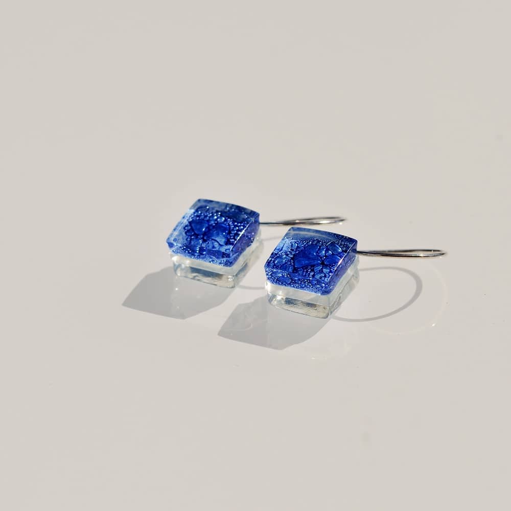 Pendientes de plata y vidrio modelo Ría azul- Joyería sostenible Tejeluz Pendientes de plata y vidrio modelo Ría azul- Joyería sostenible Tejeluz
