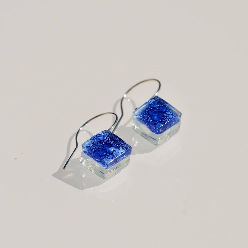 Pendientes de plata y vidrio modelo Ría azul - Joyería sostenible Tejeluz. Pendientes de plata y vidrio modelo Ría azul - Joyería sostenible Tejeluz.