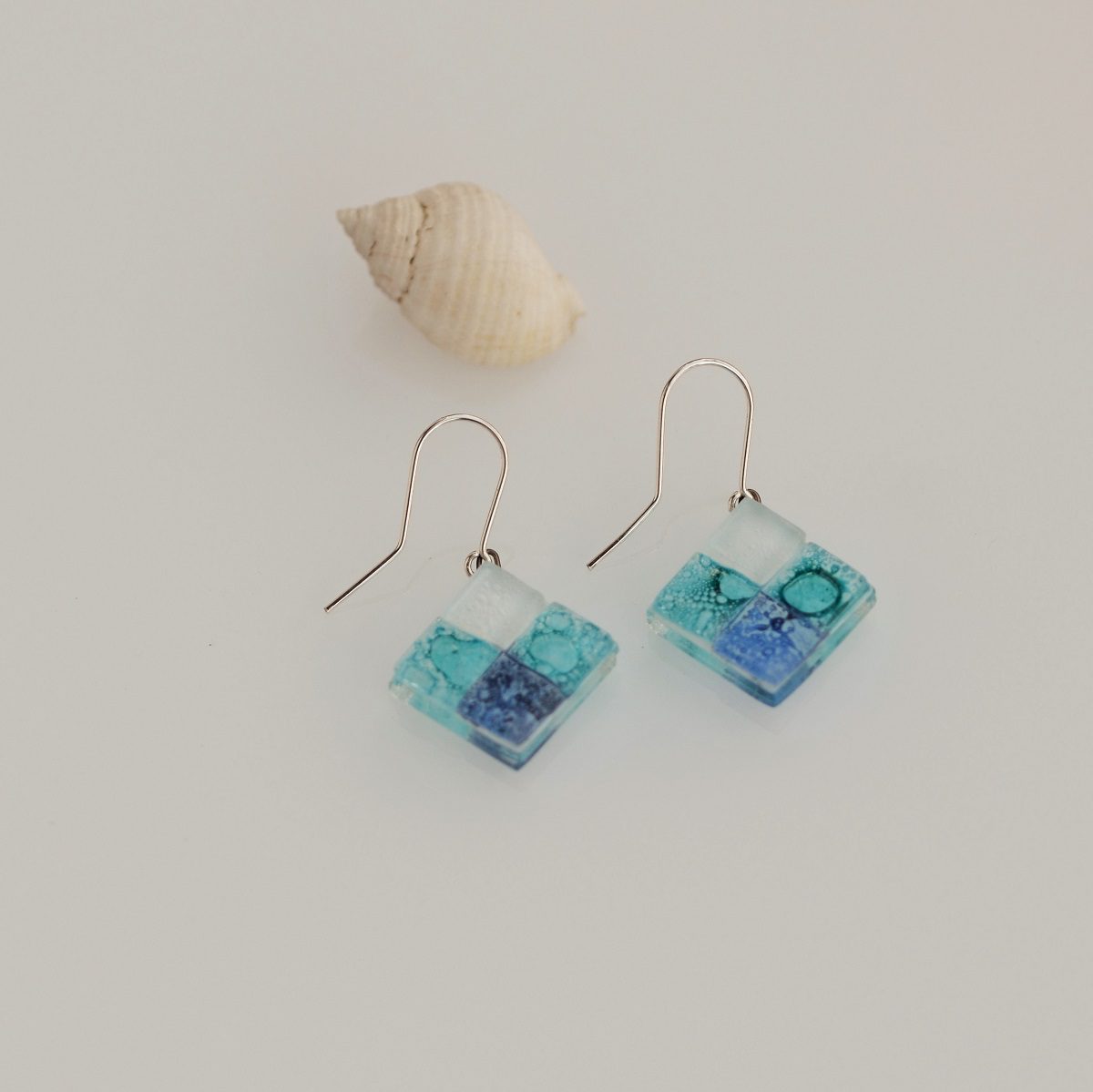 Pendientes de plata y vidrio modelo Rocio en color azul - Joyeria sostenible Tejeluz. Pendientes de plata y vidrio modelo Rocio en color azul - Joyeria sostenible Tejeluz.