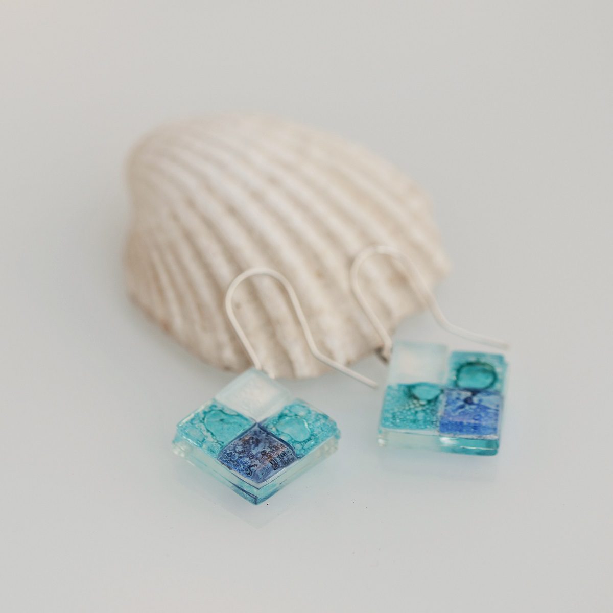 Pendientes de plata y vidrio modelo Rocio en color azul - Joyeria sostenible Tejeluz Pendientes de plata y vidrio modelo Rocio en color azul - Joyeria sostenible Tejeluz