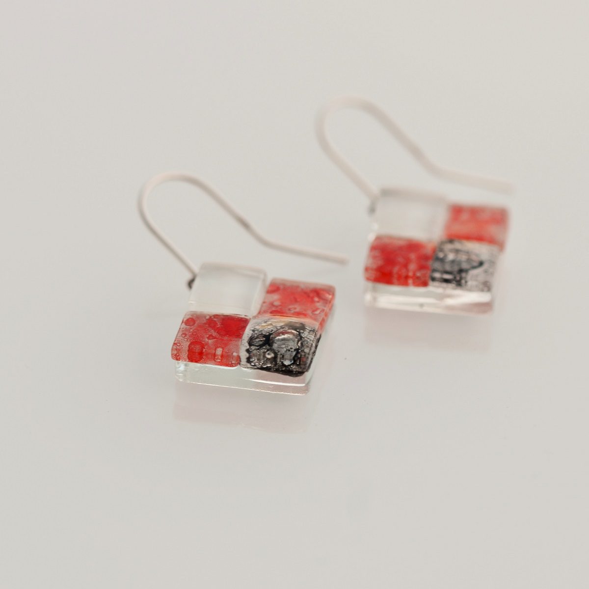 Pendientes de plata y vidrio modelo Rocio en color rojo - Joyeria sostenible Tejeluz Pendientes de plata y vidrio modelo Rocio en color rojo - Joyeria sostenible Tejeluz