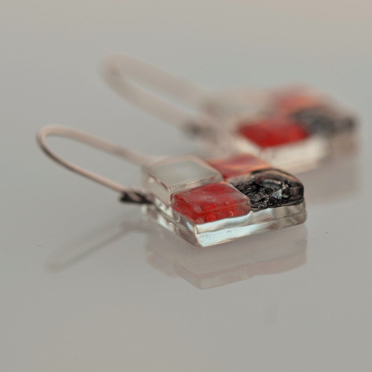 Pendientes de plata y vidrio modelo Rocio en color rojo - Joyeria sostenible Tejeluz. Pendientes de plata y vidrio modelo Rocio en color rojo - Joyeria sostenible Tejeluz.