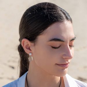 Pendientes de plata y vidrio reciclado Anfítrite blanco en modelo - Joyería sostenible Tejeluz