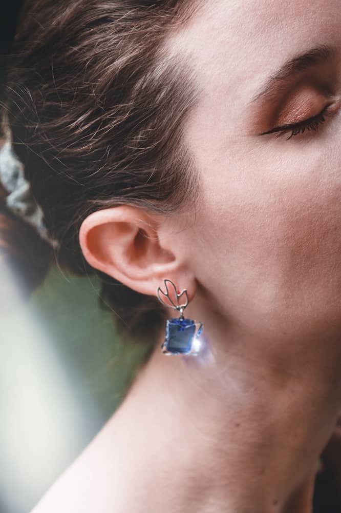 Pendientes de plata y vidrio recuperado en modelo -Joyería sostenible Tejeluz