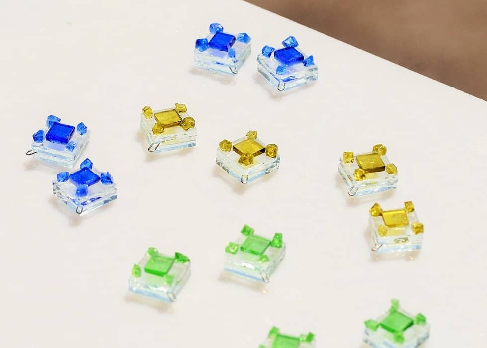 Pendientes de vidrio y plata de ley modelo AME, solidarios con Merchi Alvarez