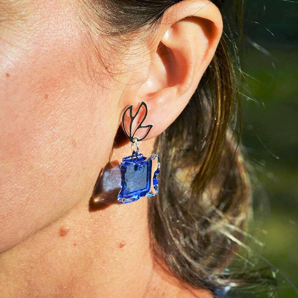 Pendientes de vidrio y plata de ley modelo Calíope en modelo Pendientes de vidrio y plata de ley modelo Calíope en modelo