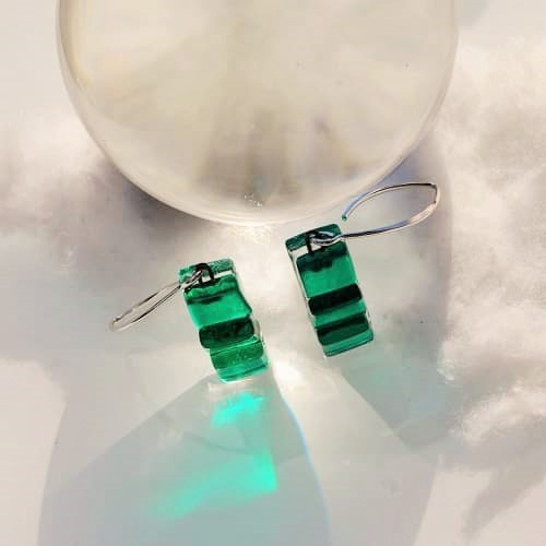 Pendientes de vidrio y plata de ley modelo Circe en color verde teal - Tejeluz.