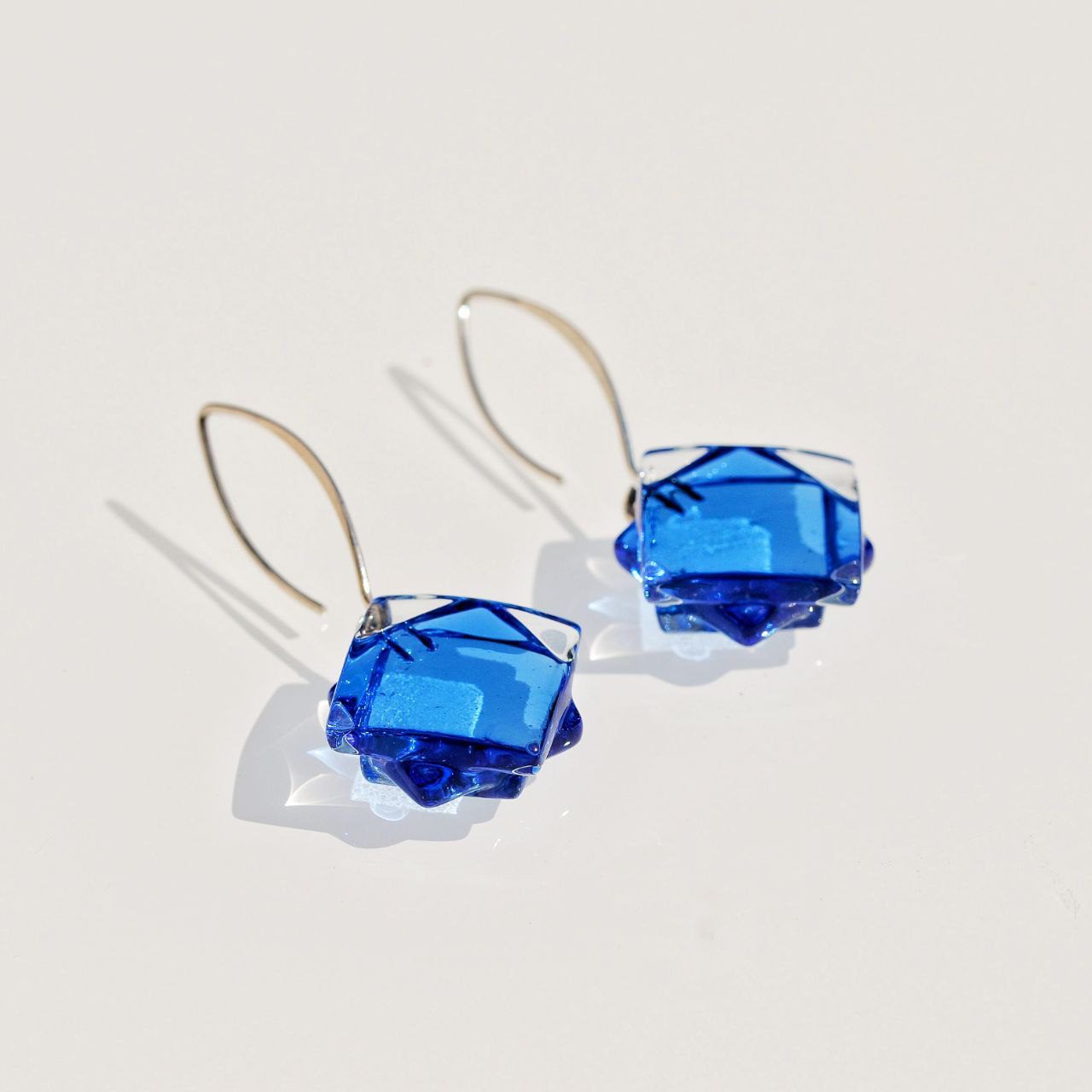 Pendientes de vidrio y plata de ley modelo Europa color azul - Joyería sostenible Tejeluz Pendientes de vidrio y plata de ley modelo Europa color azul - Joyería sostenible Tejeluz