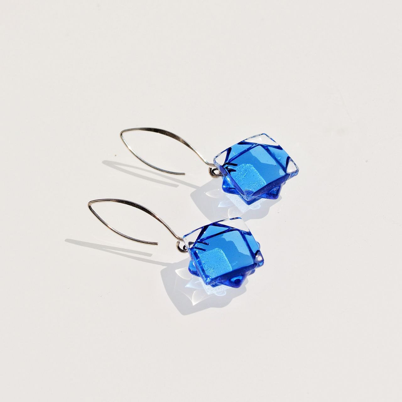 Pendientes de vidrio y plata de ley modelo Europa color azul -Joyería sostenible Tejeluz Pendientes de vidrio y plata de ley modelo Europa color azul -Joyería sostenible Tejeluz