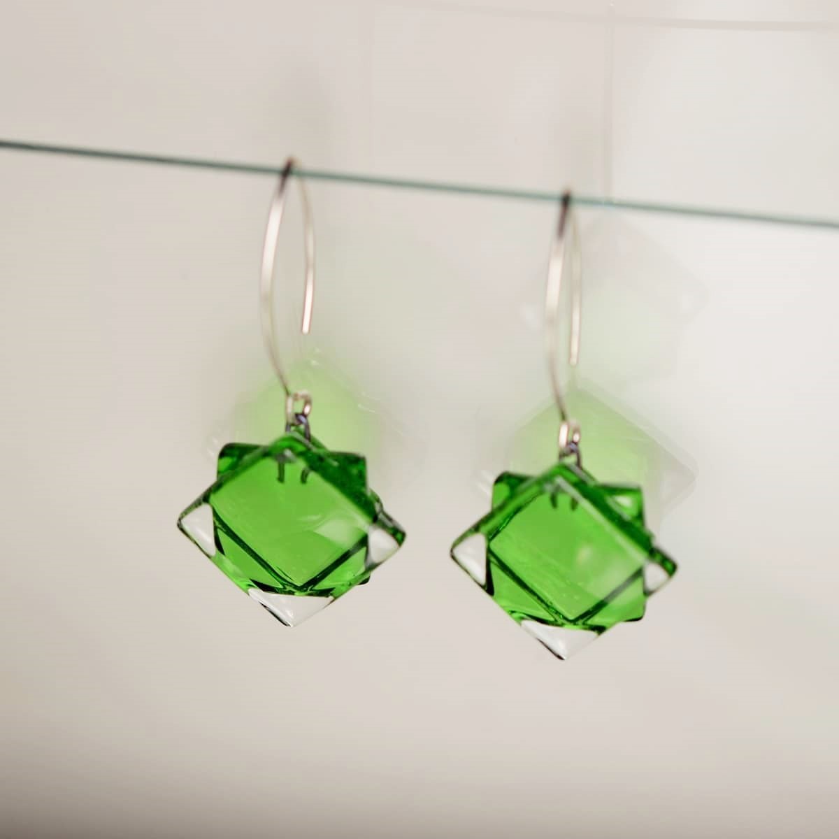 Pendientes de vidrio y plata de ley modelo Europa en color verde - Joyería sostenible Tejeluz