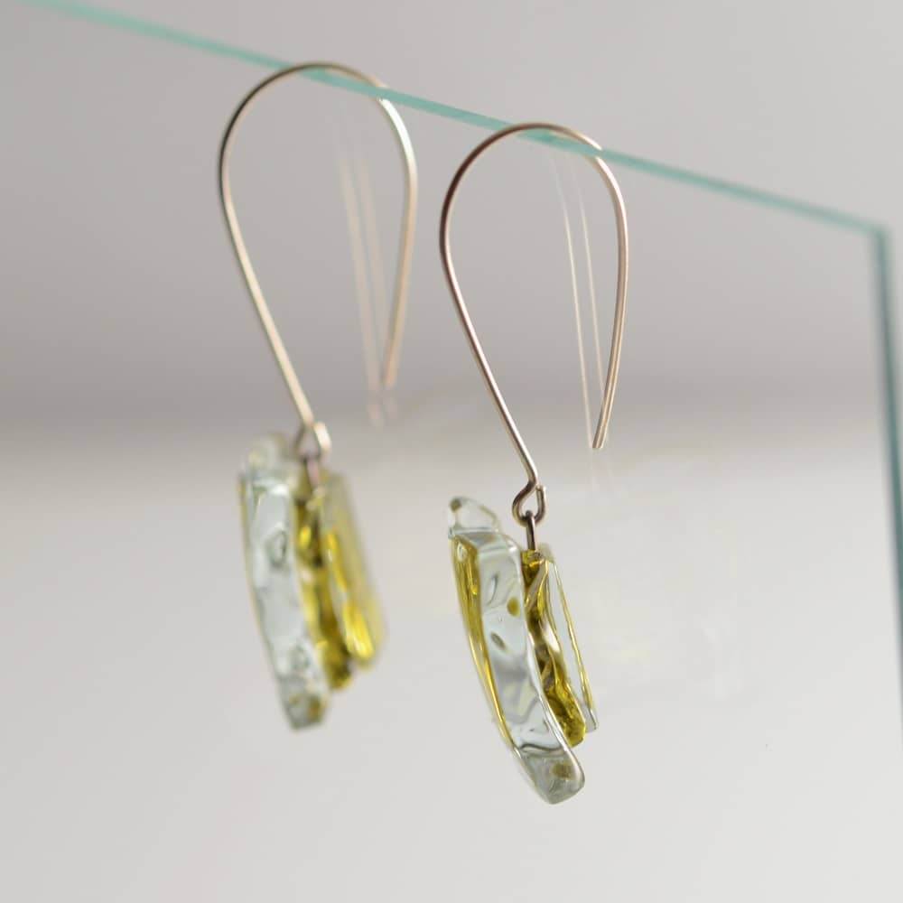 Pendientes de vidrio y plata modelo Alciones de color ambar. Joyería sostenible Tejeluz Pendientes de vidrio y plata modelo Alciones de color ambar. Joyería sostenible Tejeluz