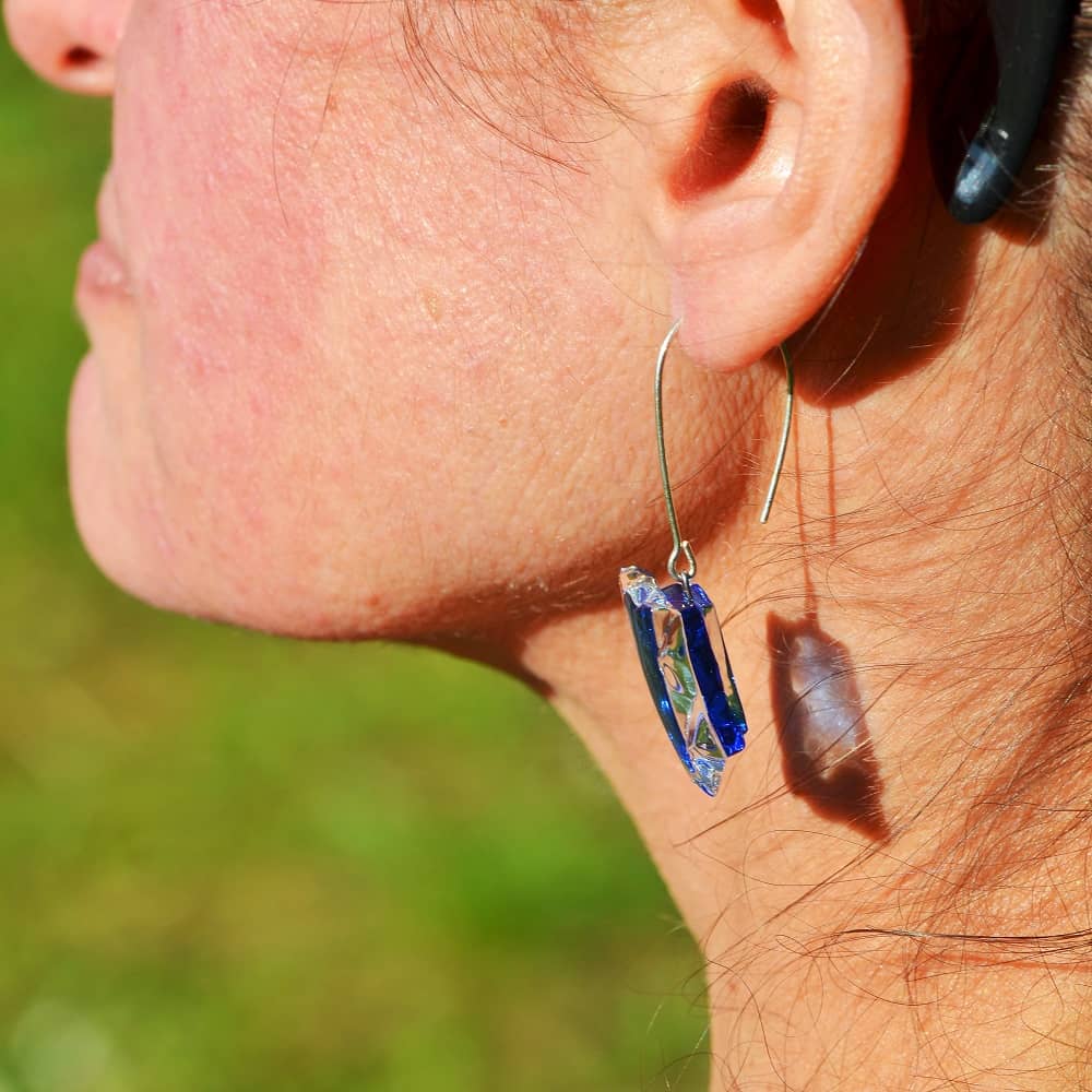 Pendientes de vidrio y plata modelo Alciones de color azul en modelo. Joyería sostenible Tejeluz. Pendientes de vidrio y plata modelo Alciones de color azul en modelo. Joyería sostenible Tejeluz.