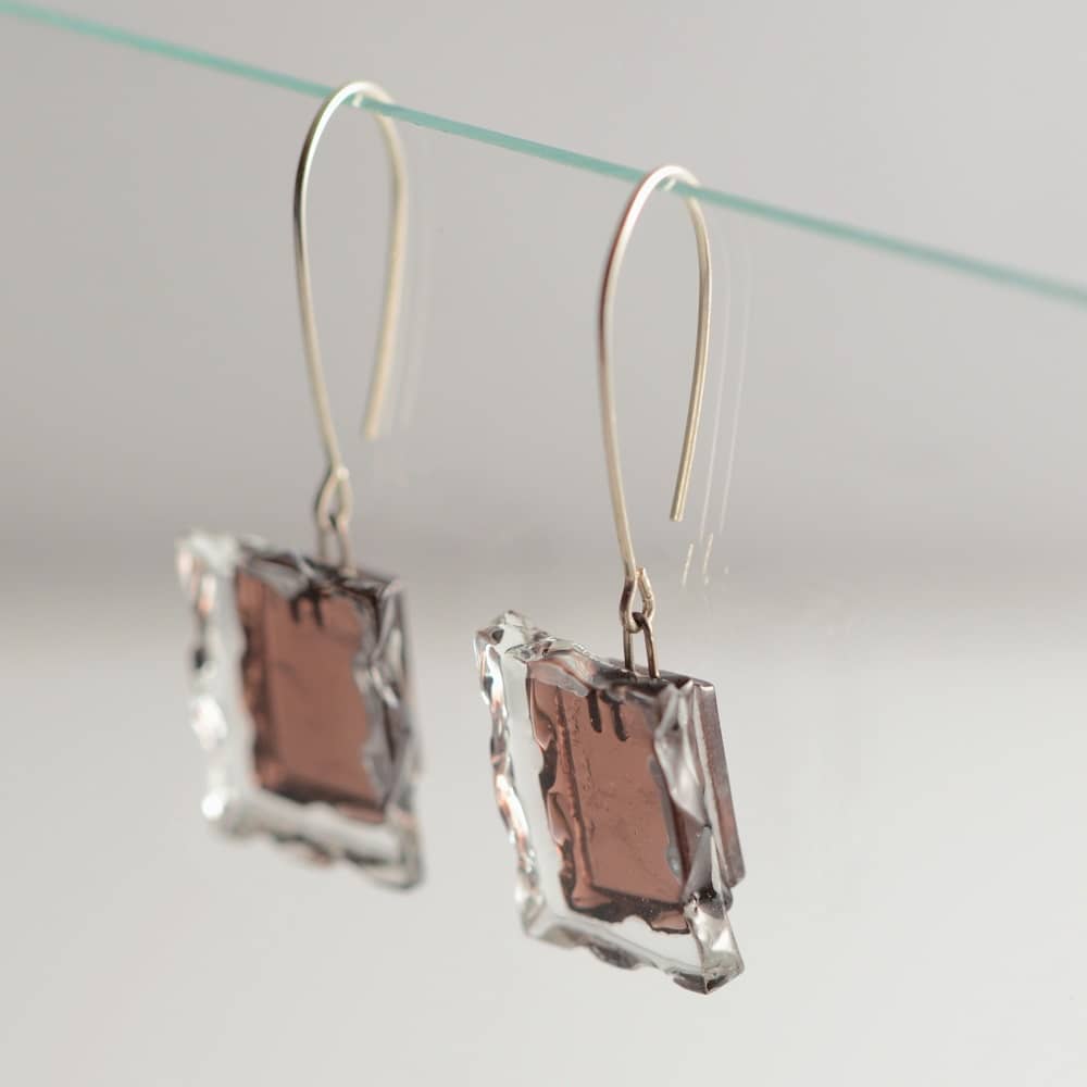 Pendientes de vidrio y plata modelo Alciones de color púrpura. Joyería sostenible Tejeluz Pendientes de vidrio y plata modelo Alciones de color púrpura. Joyería sostenible Tejeluz