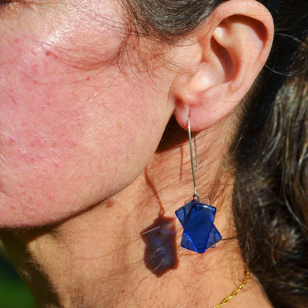 Pendientes de vidrio y plata modelo Hestia color azul en modelo. Joyería sostenible Tejeluz Pendientes de vidrio y plata modelo Hestia color azul en modelo. Joyería sostenible Tejeluz
