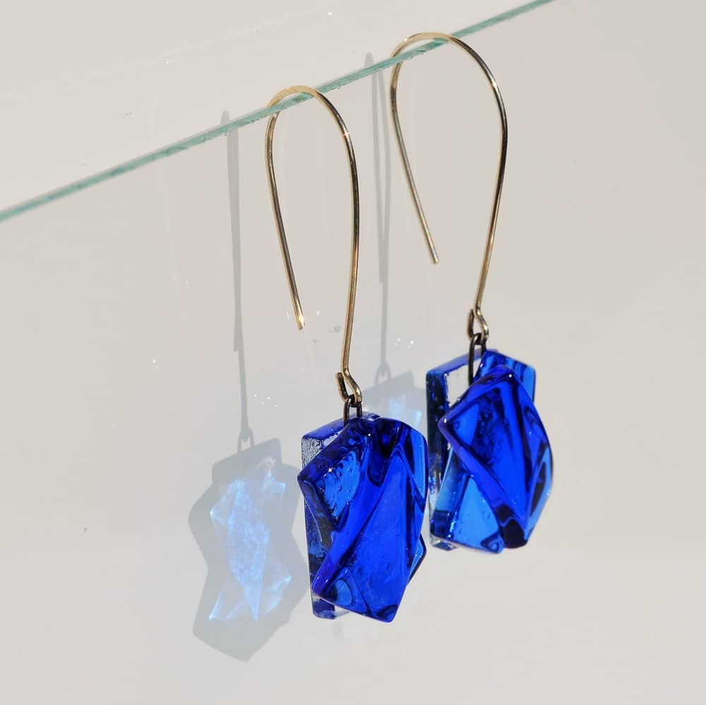 Pendientes de vidrio y plata modelo Hestia color azul. Joyería sostenible Tejeluz Pendientes de vidrio y plata modelo Hestia color azul. Joyería sostenible Tejeluz