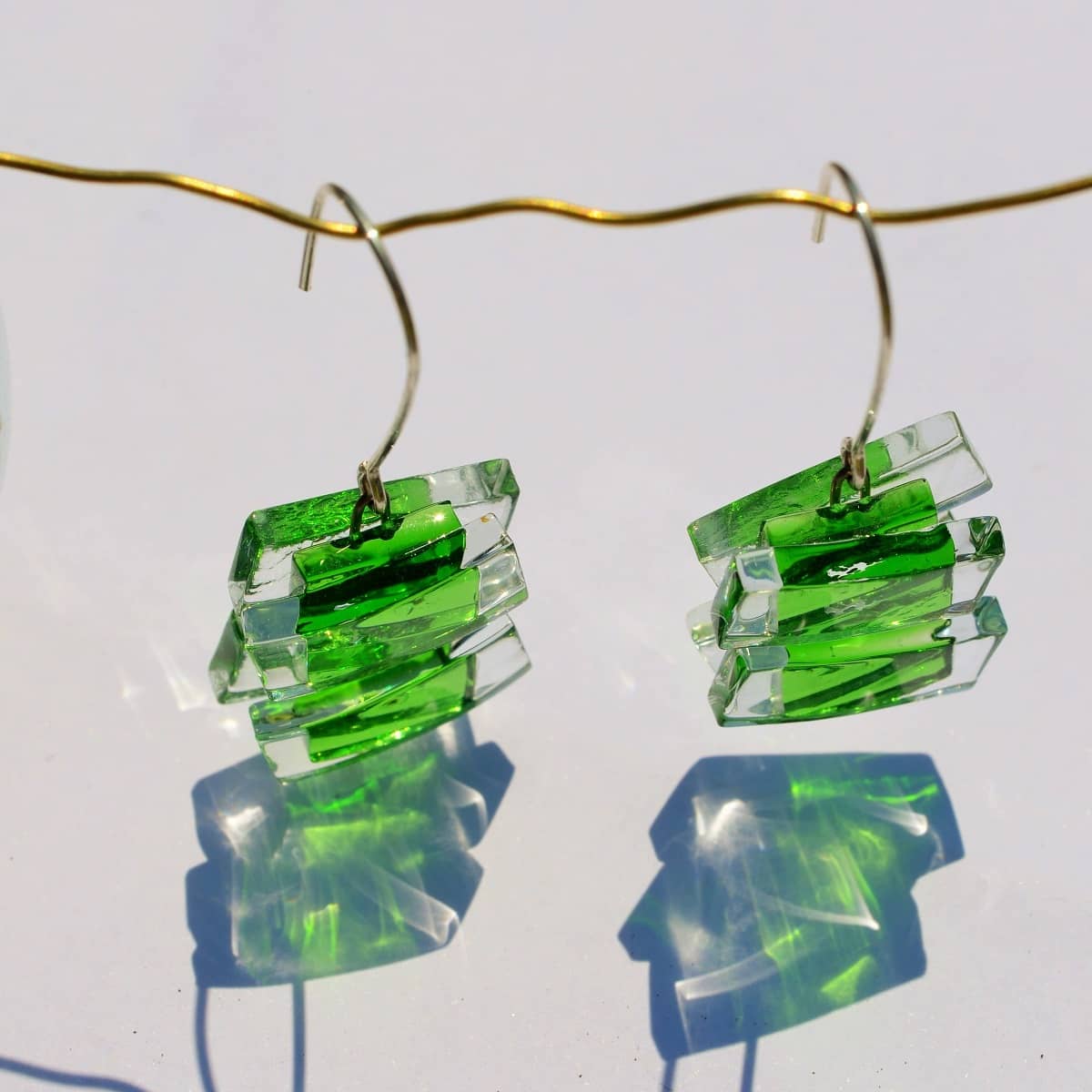 Pendientes deplata y vidrio modelo Euridice color verde al sol - Tejeluz Pendientes deplata y vidrio modelo Euridice color verde al sol - Tejeluz
