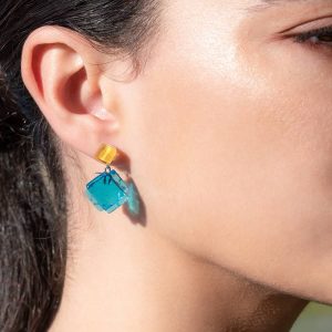 Pendientes personalizados turquesa y amarillo en modelo - Joyería sostenible Tejeluz
