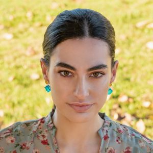 Pendientes de plata personalizados turquesa y amarillo en modelo - Joyería sostenible Tejeluz.