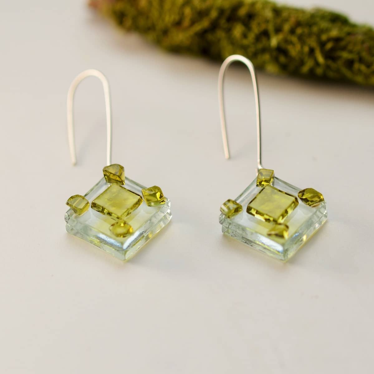 Pendientes solidarios de vidrio y plata modelo AME ámbar - Tejeluz, joyería sostenible Pendientes solidarios de vidrio y plata modelo AME ámbar - Tejeluz, joyería sostenible