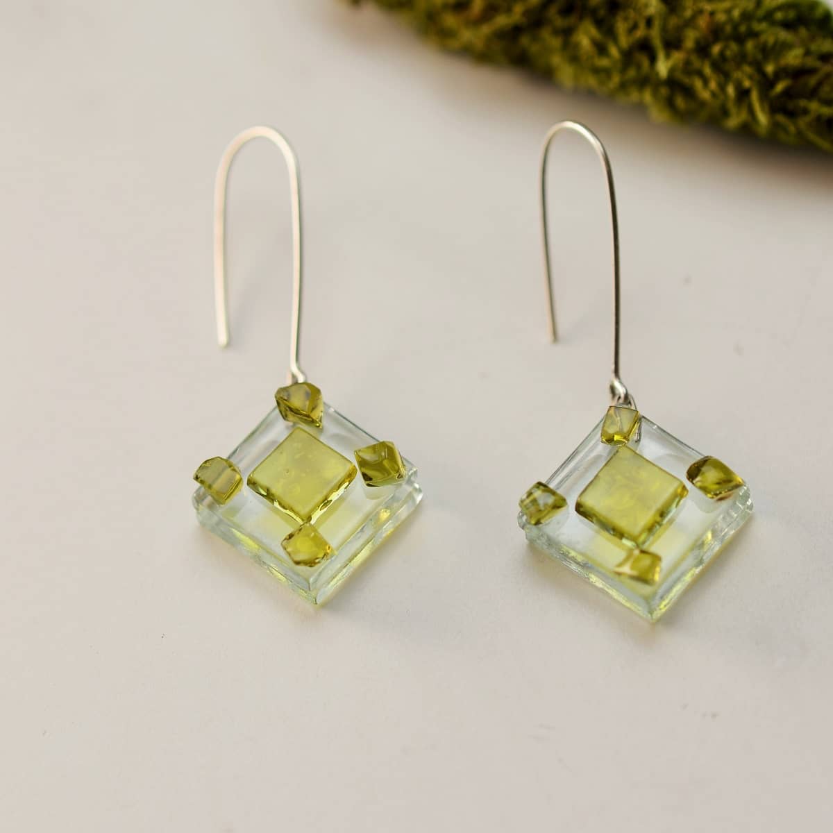 Pendientes solidarios de vidrio y plata modelo AME ámbar -- Tejeluz, joyería sostenible Pendientes solidarios de vidrio y plata modelo AME ámbar -- Tejeluz, joyería sostenible