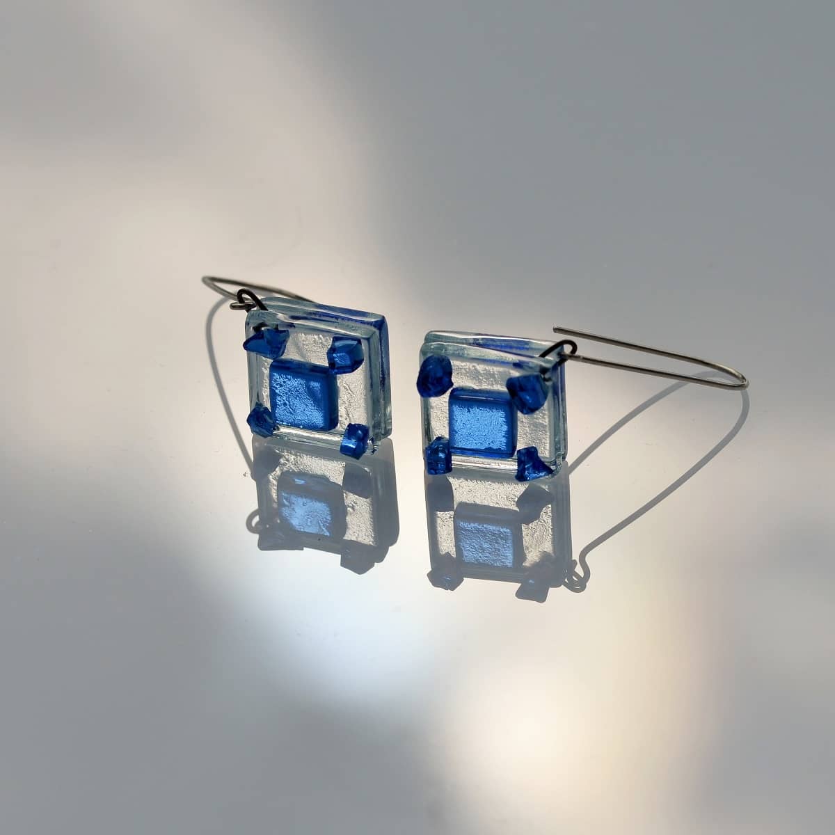 Pendientes solidarios de vidrio y plata modelo AME azul -Tejeluz, joyería sostenible. Pendientes solidarios de vidrio y plata modelo AME azul -Tejeluz, joyería sostenible.