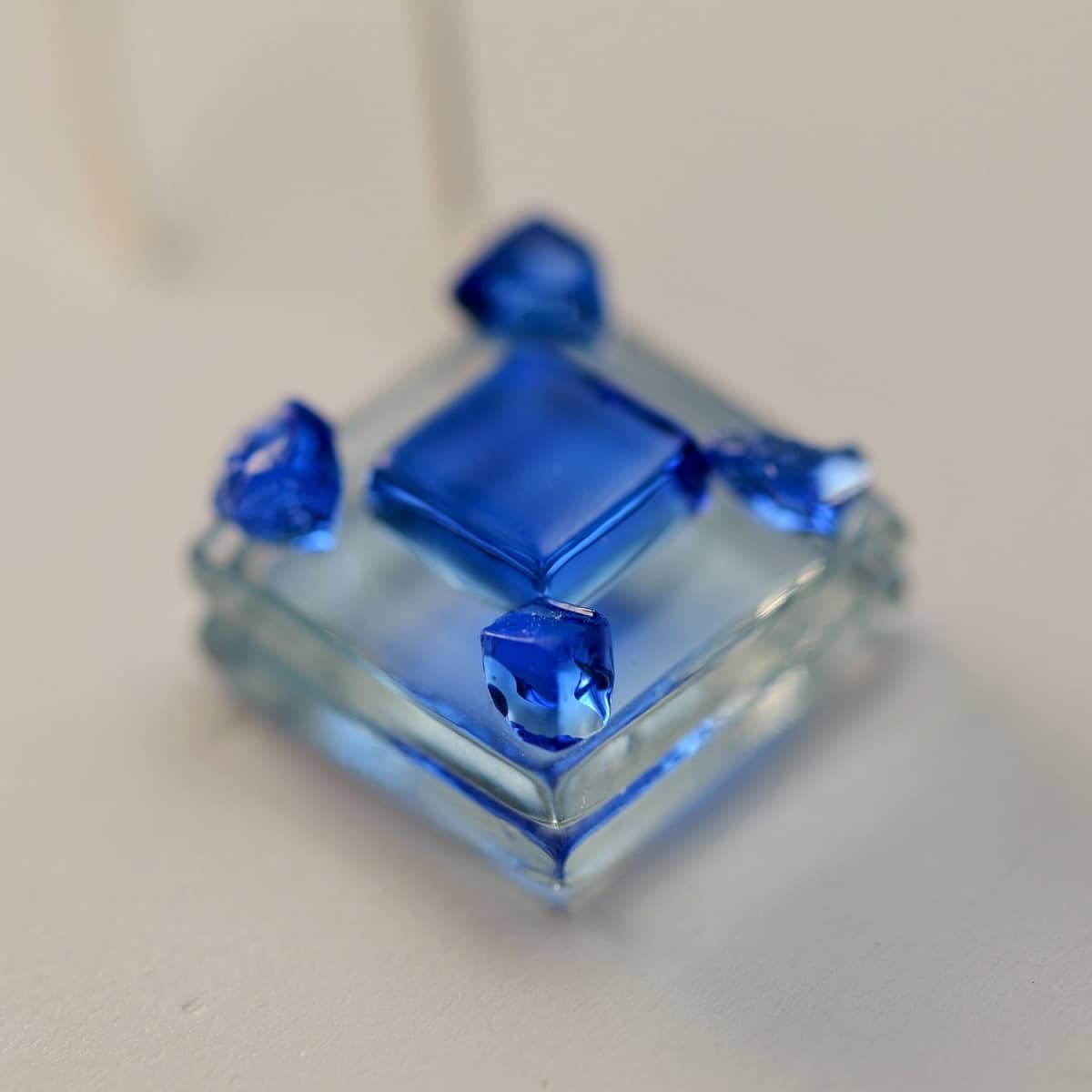 Pendientes solidarios de vidrio y plata modelo AME azul - Tejeluz, joyería sostenible. Pendientes solidarios de vidrio y plata modelo AME azul - Tejeluz, joyería sostenible.