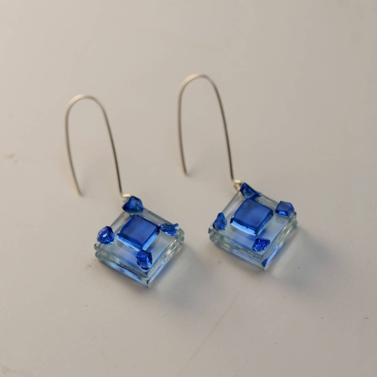 Pendientes solidarios de vidrio y plata modelo AME azul - Tejeluz, joyería sostenible Pendientes solidarios de vidrio y plata modelo AME azul - Tejeluz, joyería sostenible