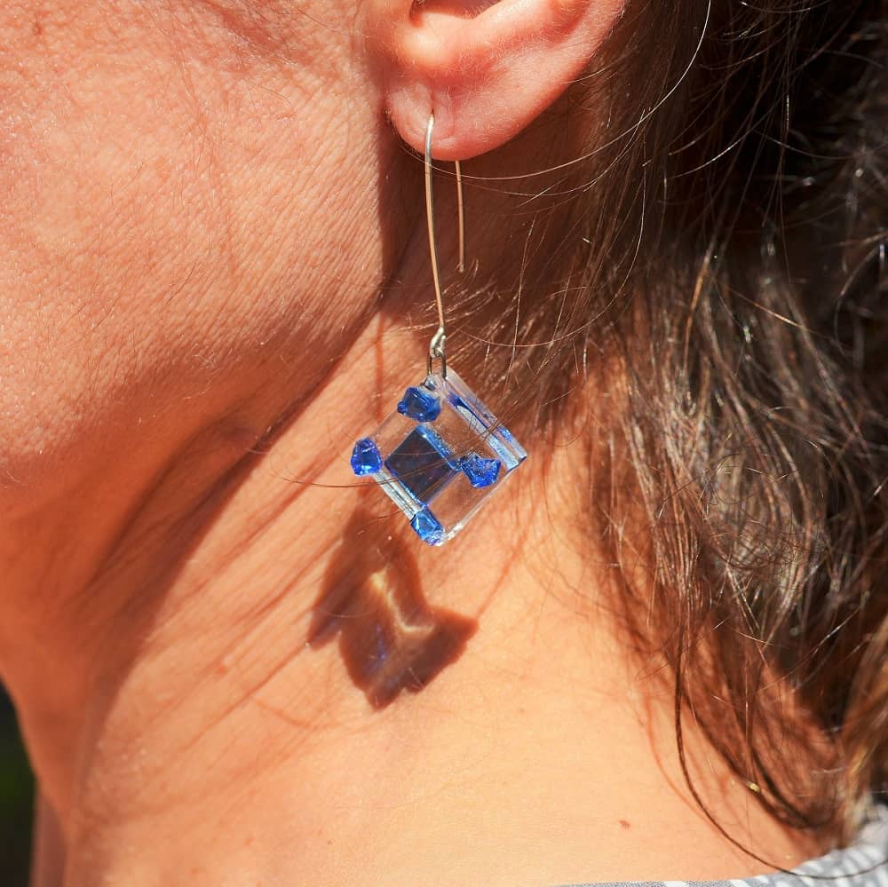 Pendientes solidarios de vidrio y plata modelo AME azul en modelo - Tejeluz, joyería sostenible. Pendientes-solidarios-de-vidrio-y-plata-modelo-AME-azul-en-modelo-Tejeluz-joyeria-sostenible..jpg