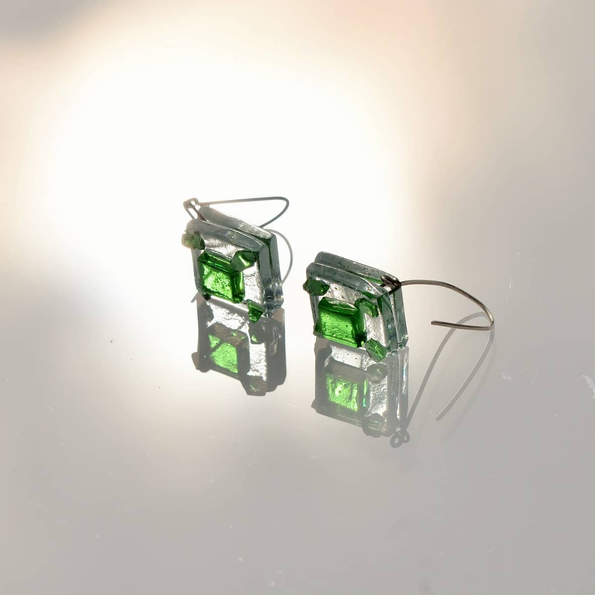 Pendientes solidarios de vidrio y plata modelo AME verde- Tejeluz, joyería sostenible