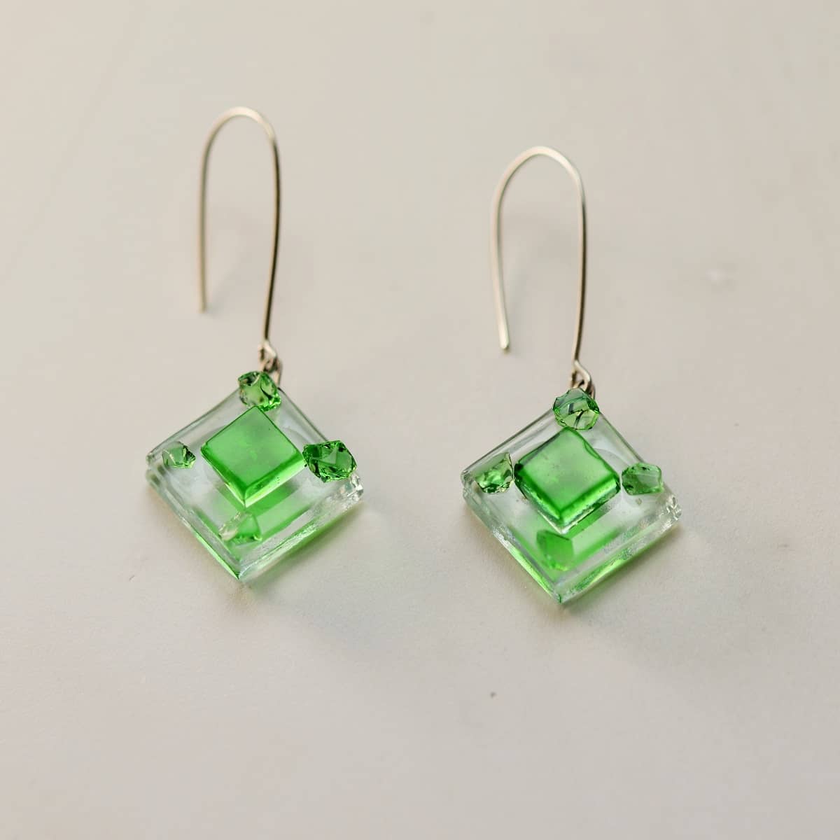 Pendientes solidarios de vidrio y plata modelo AME verde-Tejeluz, joyería sostenible. Pendientes solidarios de vidrio y plata modelo AME verde-Tejeluz, joyería sostenible.
