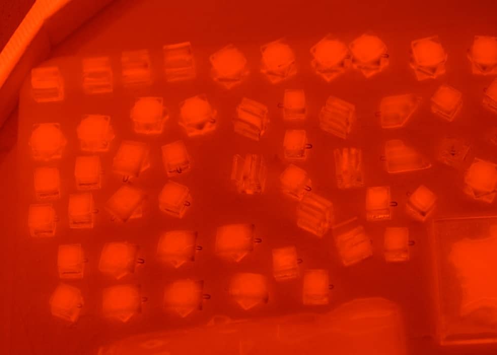 Piezas de vidrio en horno. Trabajo artesano. Vidrio artístico. Joyería sostenible Tejeluz.